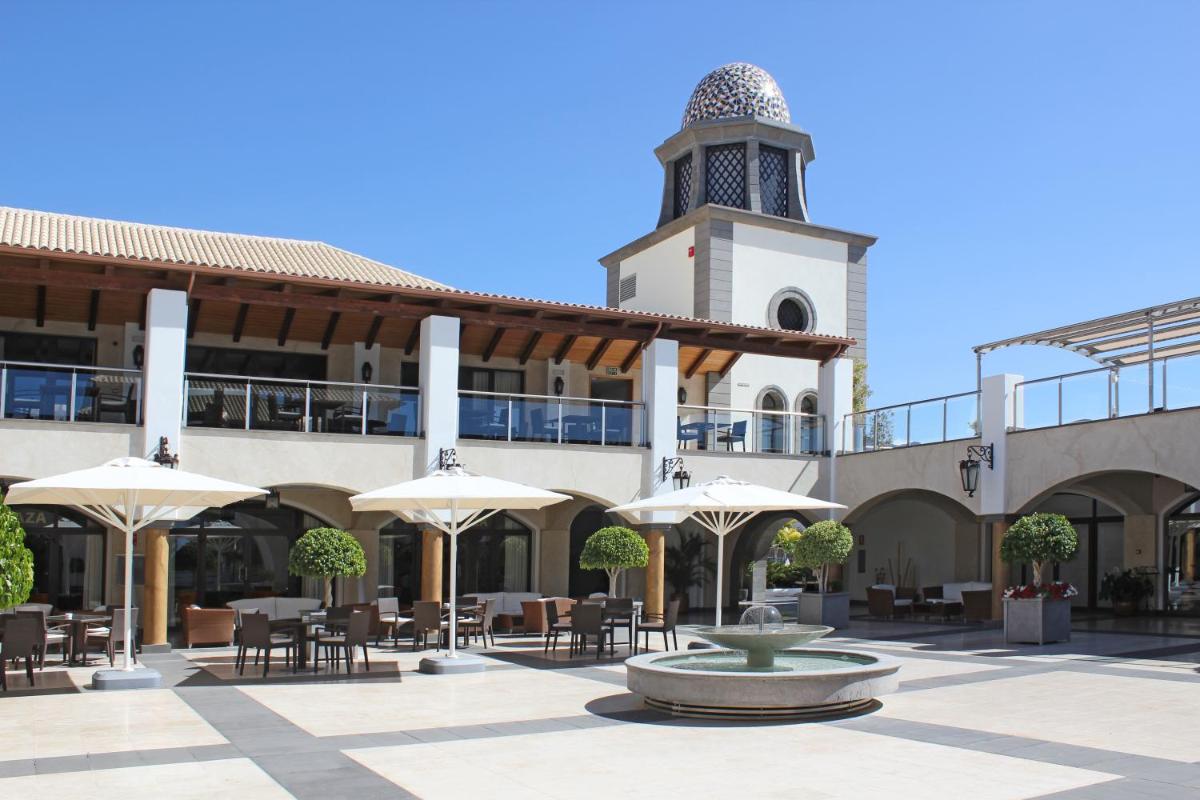 Un restaurante o sitio para comer en Hotel Suite Villa Maria