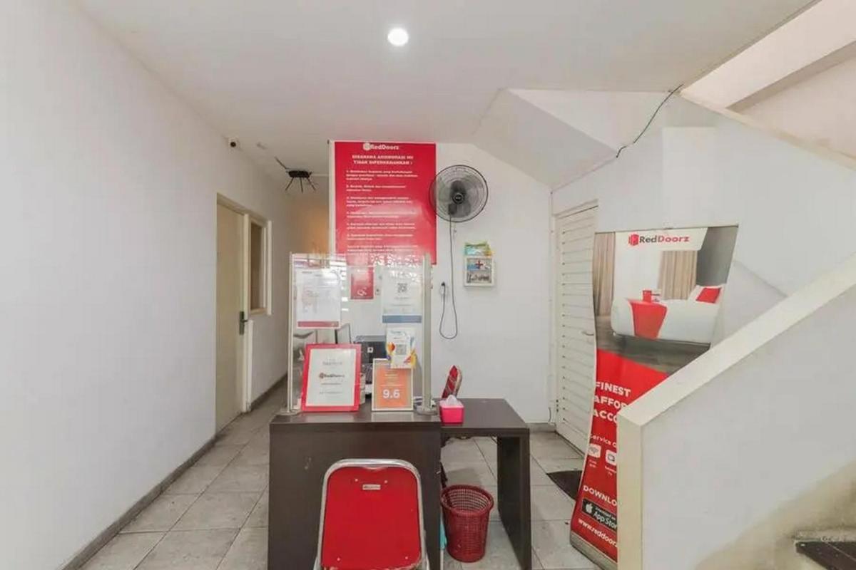 RedDoorz near Kaza Mall Surabaya - Housity
