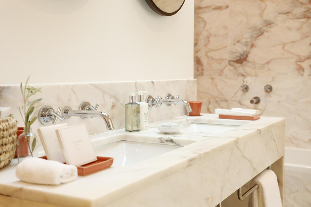Uma casa de banho em Praia do Canal Nature Retreat - Small Luxury Hotels of the World