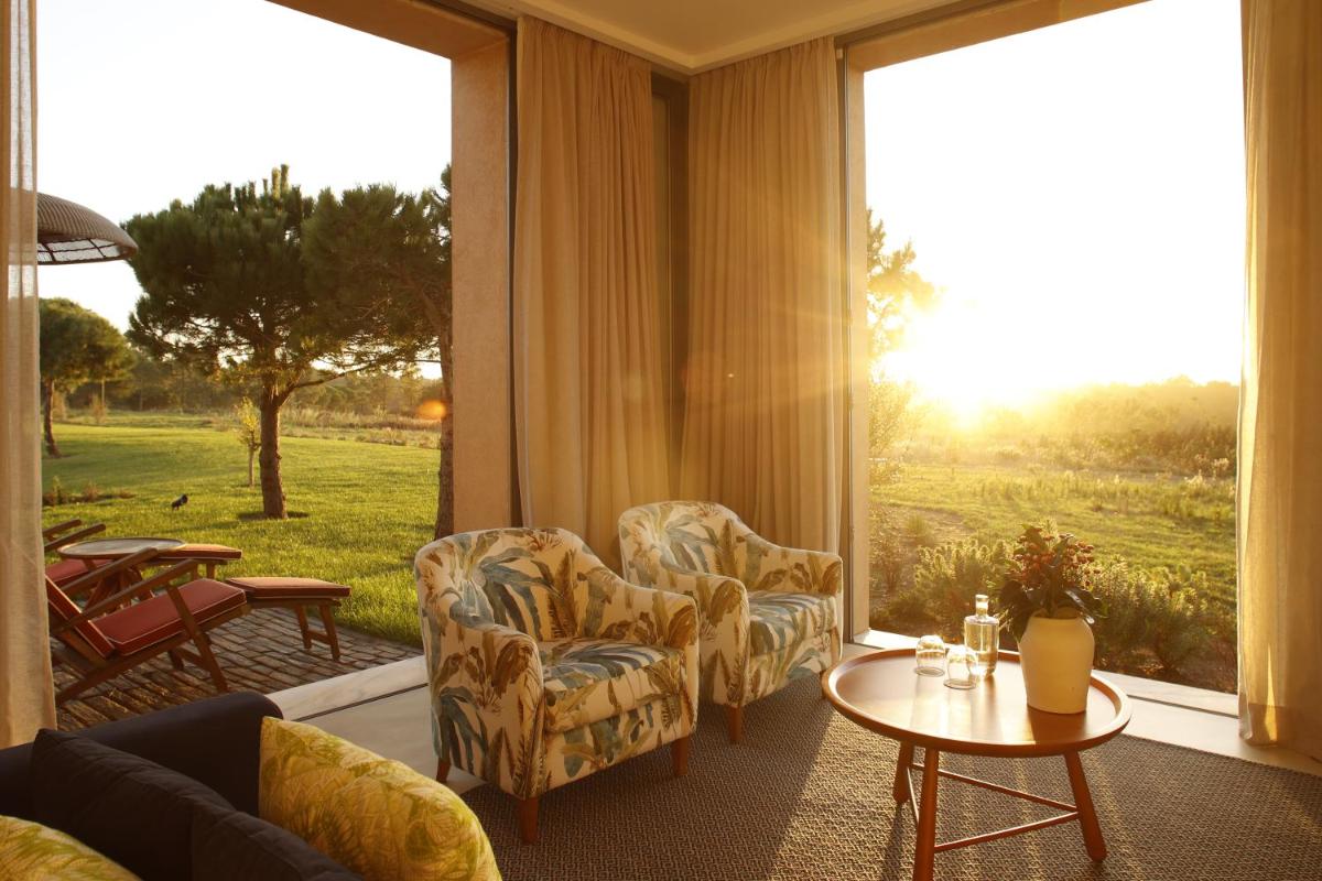 Uma área de estar em Praia do Canal Nature Retreat - Small Luxury Hotels of the World