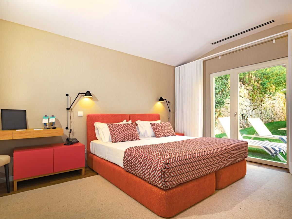 um quarto com uma cama, uma escrivaninha e uma janela em Central Monchique Hotel - Villa Termal Spa Resort - by Unlock Hotels em Monchique mais 62 fotografias