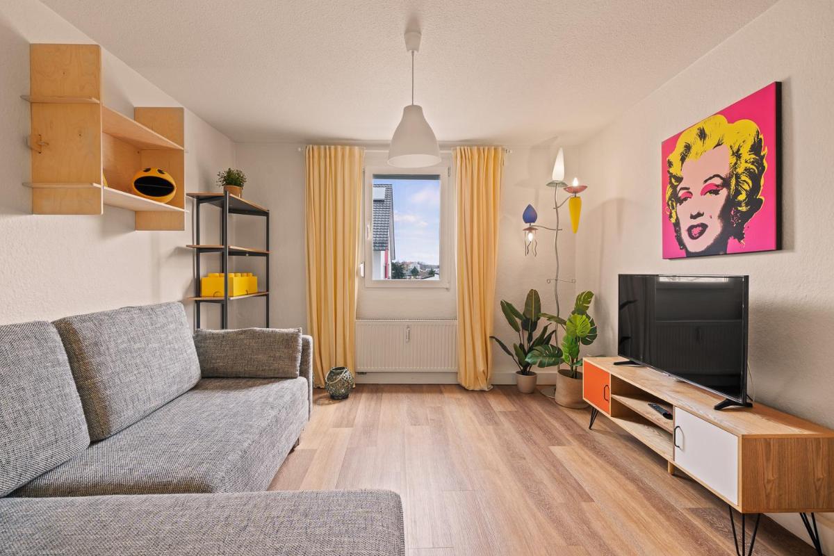 Farbenfrohe Altbauwohnung, TOP Ausstattung (Klima) - Housity