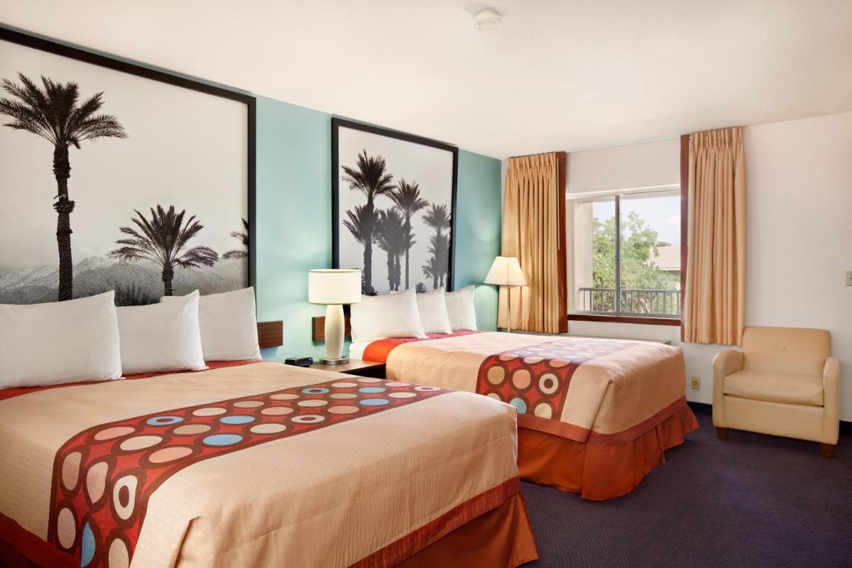 Super 8 by Wyndham Indio - Housity