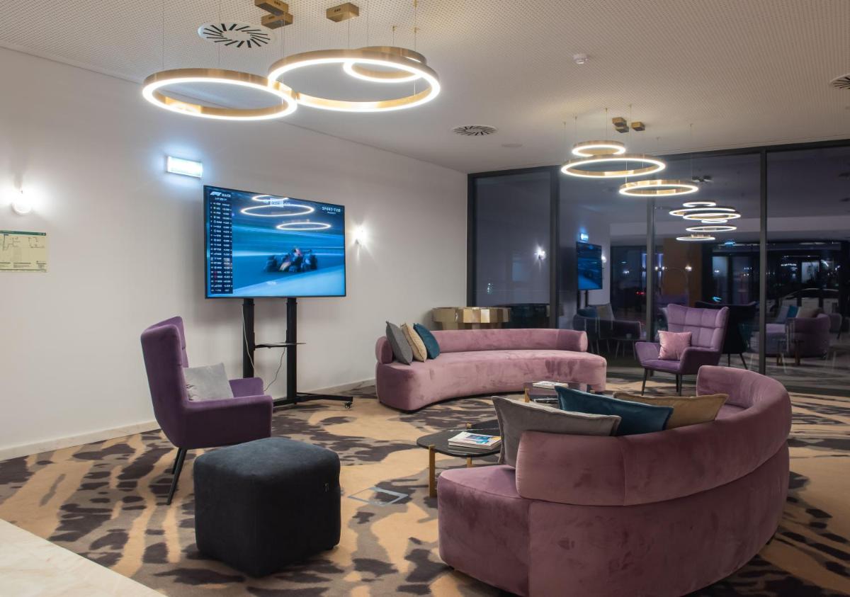 Uma área de estar em Sines Sea View Business & Leisure Hotel