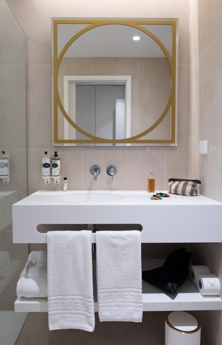 Uma casa de banho em Sines Sea View Business & Leisure Hotel