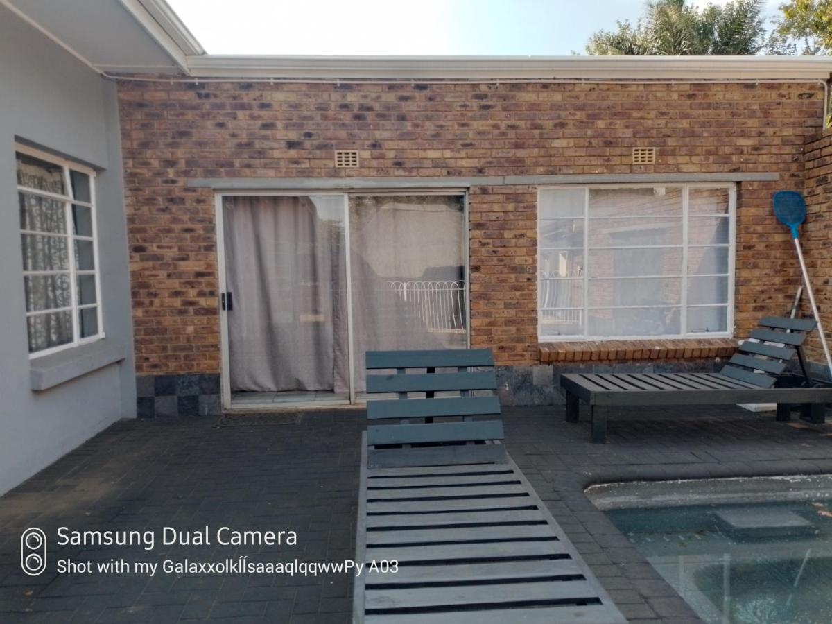 1 bedroom self-catering -R5 - Housity