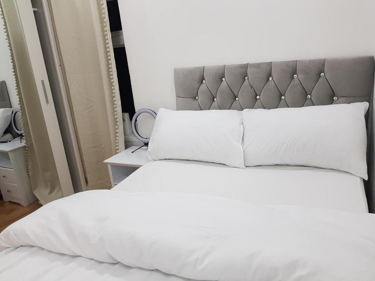Elegant room In a private House - Housity