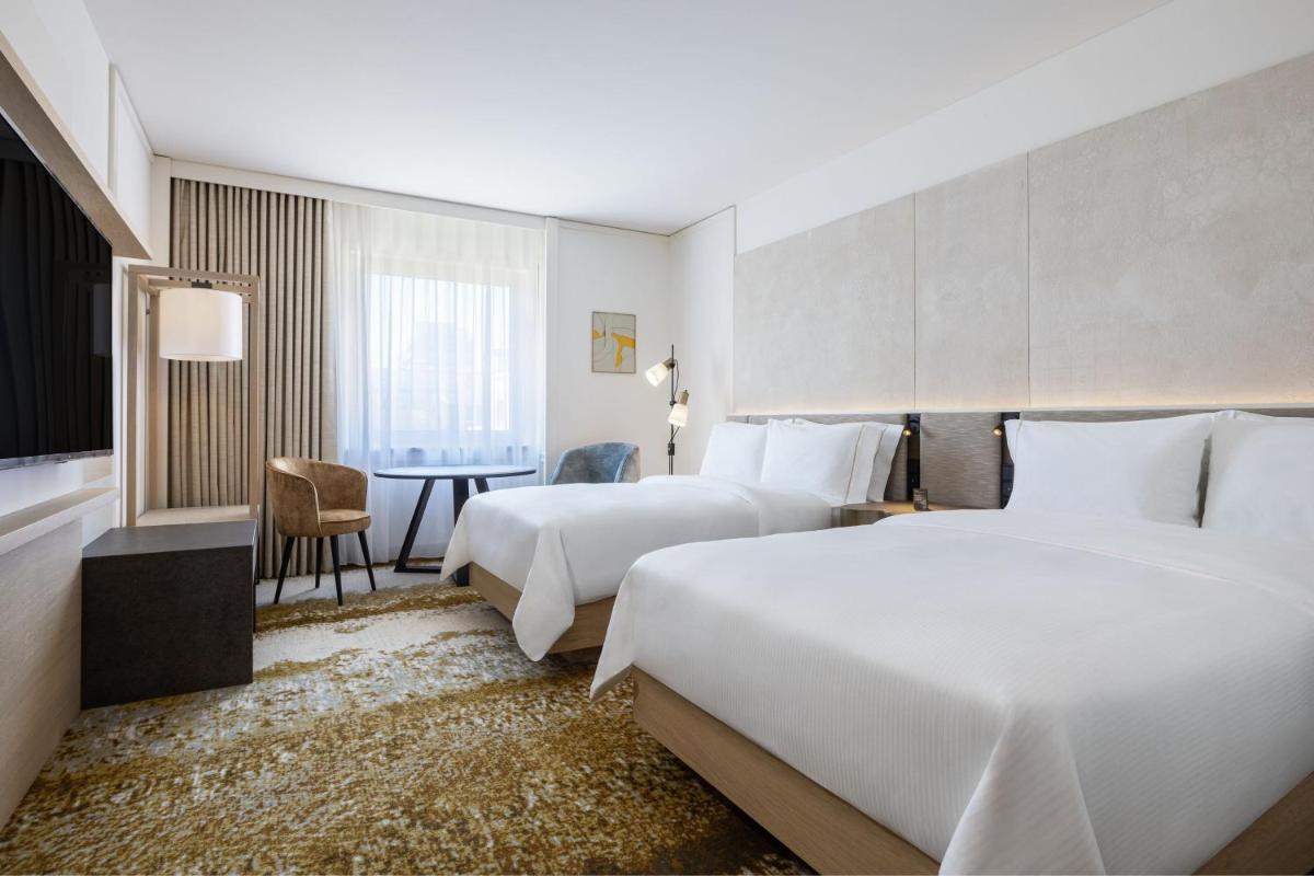 Ein Bett oder Betten in einem Zimmer der Unterkunft The Westin Grand Frankfurt Ein Bett oder Betten in einem Zimmer der Unterkunft The Westin Grand Frankfurt