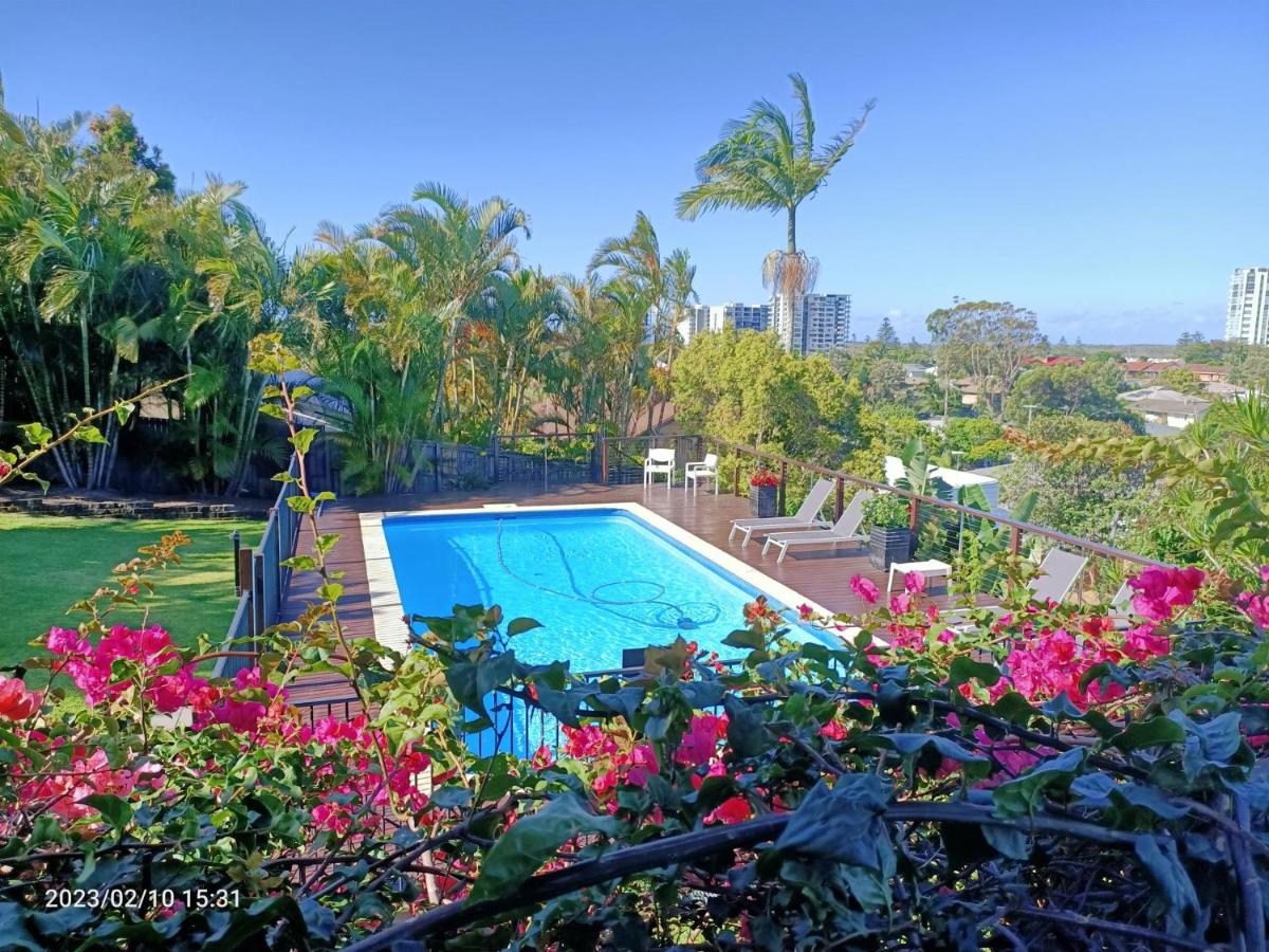 Villa with Views & Pool - Housity