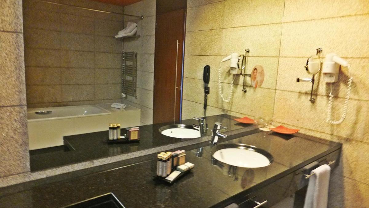 Uma casa de banho em H2otel Congress & Medical SPA
