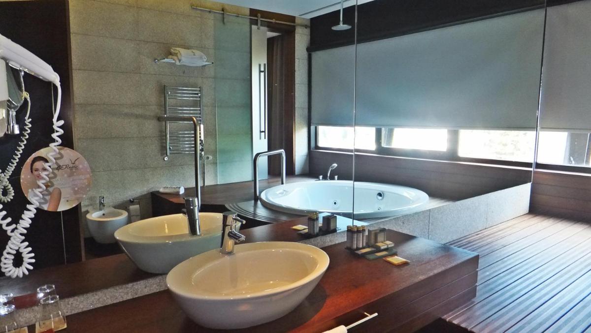Uma casa de banho em H2otel Congress & Medical SPA