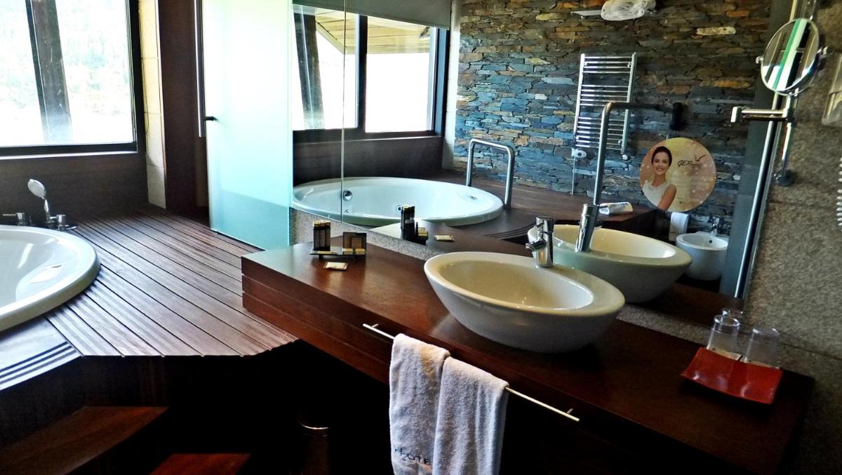 Uma casa de banho em H2otel Congress & Medical SPA