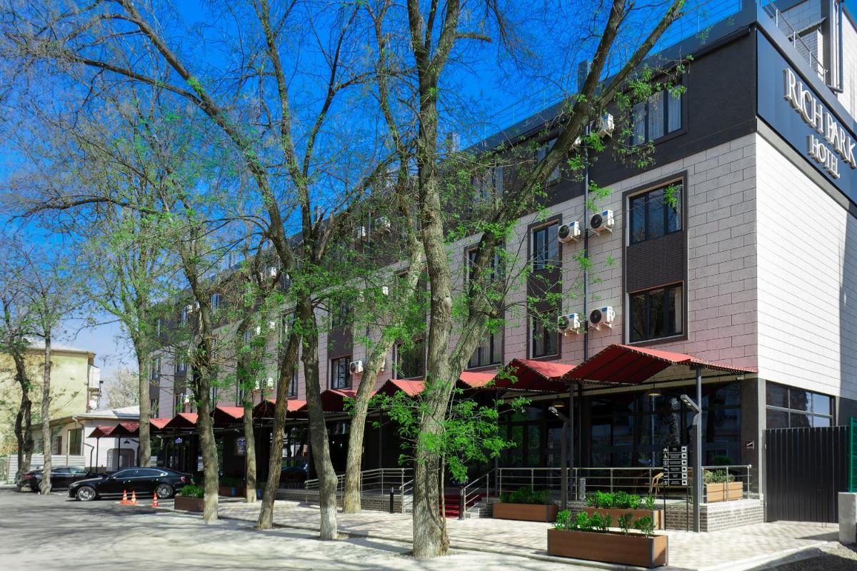 RICH PARK HOTEL - Housity