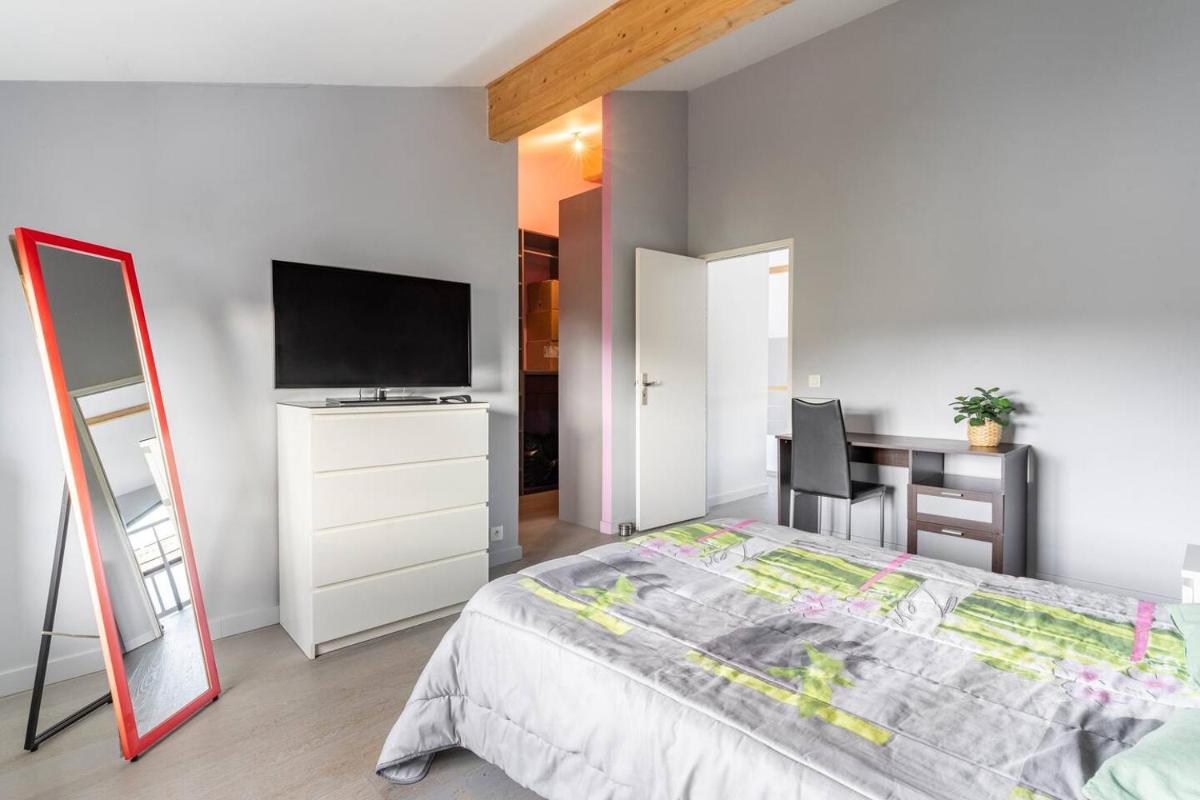 Grande chambre privée avec salle de bain et WC - Housity