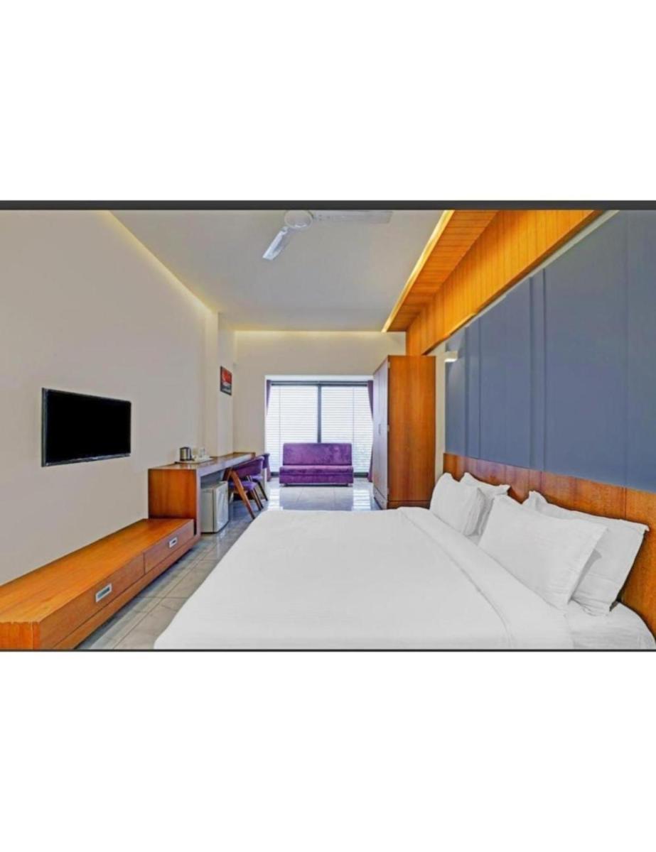 Suitetrails - Hotel Blue Moon, Gandhinagar