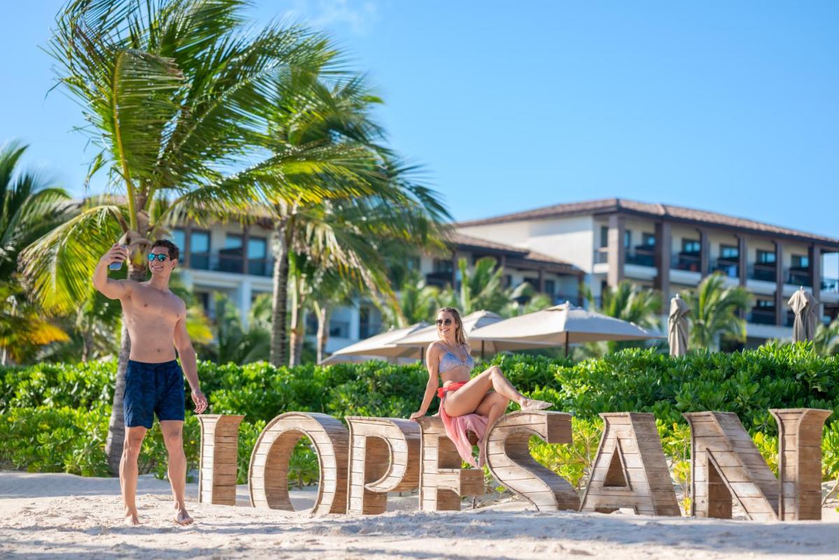Lopesan Costa Bávaro Resort, Spa & Casino - Housity