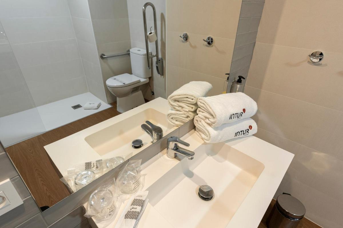 Un baño de Intelier Orange
