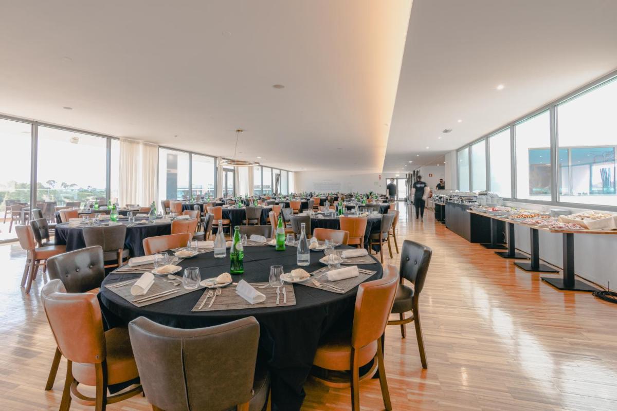 Um restaurante ou outro lugar para comer em Algarve Race Resort - Hotel