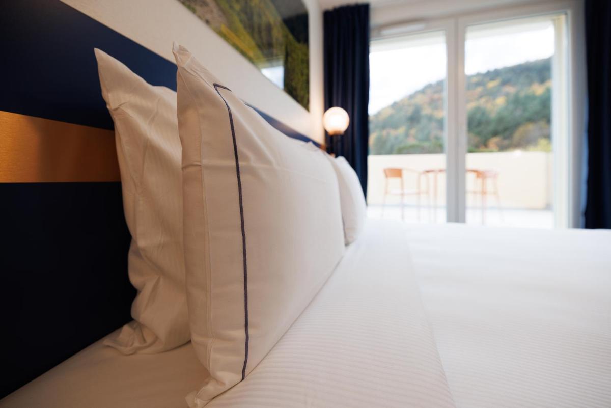 Un ou plusieurs lits dans un hébergement de l'établissement Hotel SPA Husseren Collections - Proche Colmar - Eguisheim