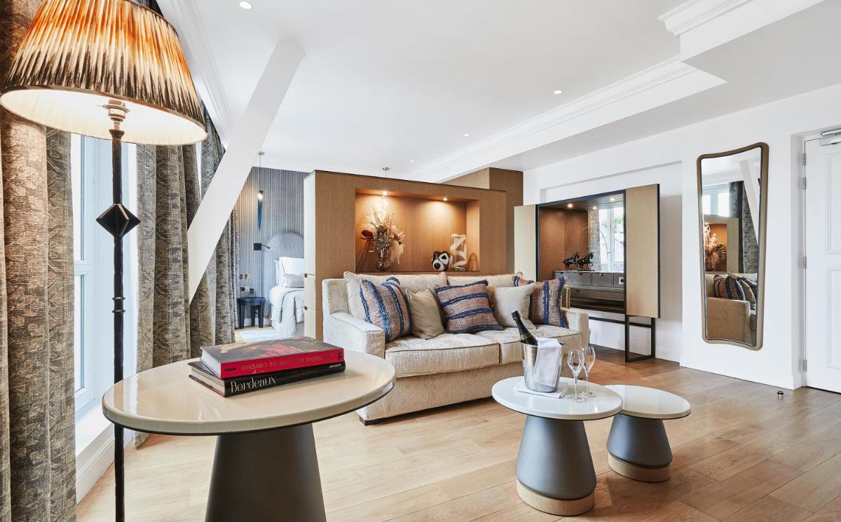 Coin salon dans l'établissement Grand Hôtel Du Palais Royal