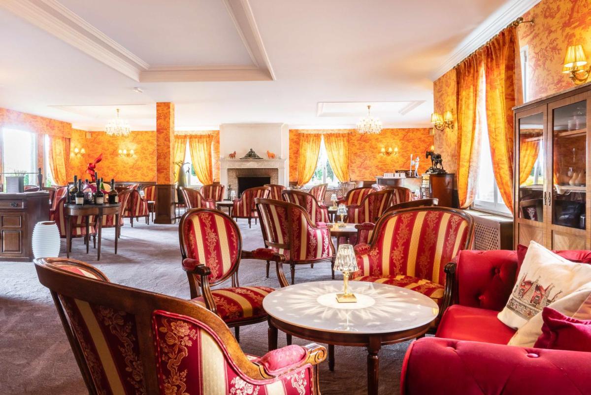 Coin salon dans l'établissement Le Manoir De La Poterie & Spa