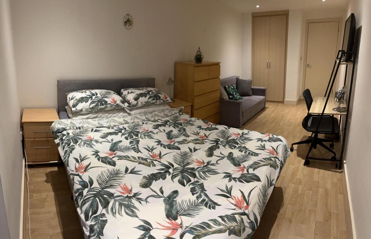Large Room and Private Bathroom - Housity