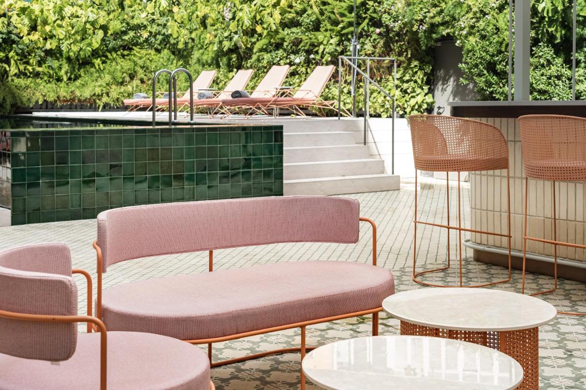 Uma área de estar em LUSTER Hotel