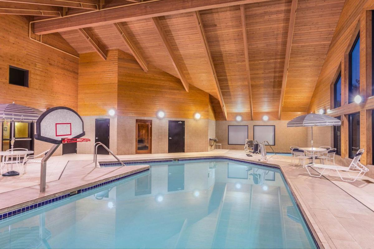 AmericInn by Wyndham Madison South - Housity