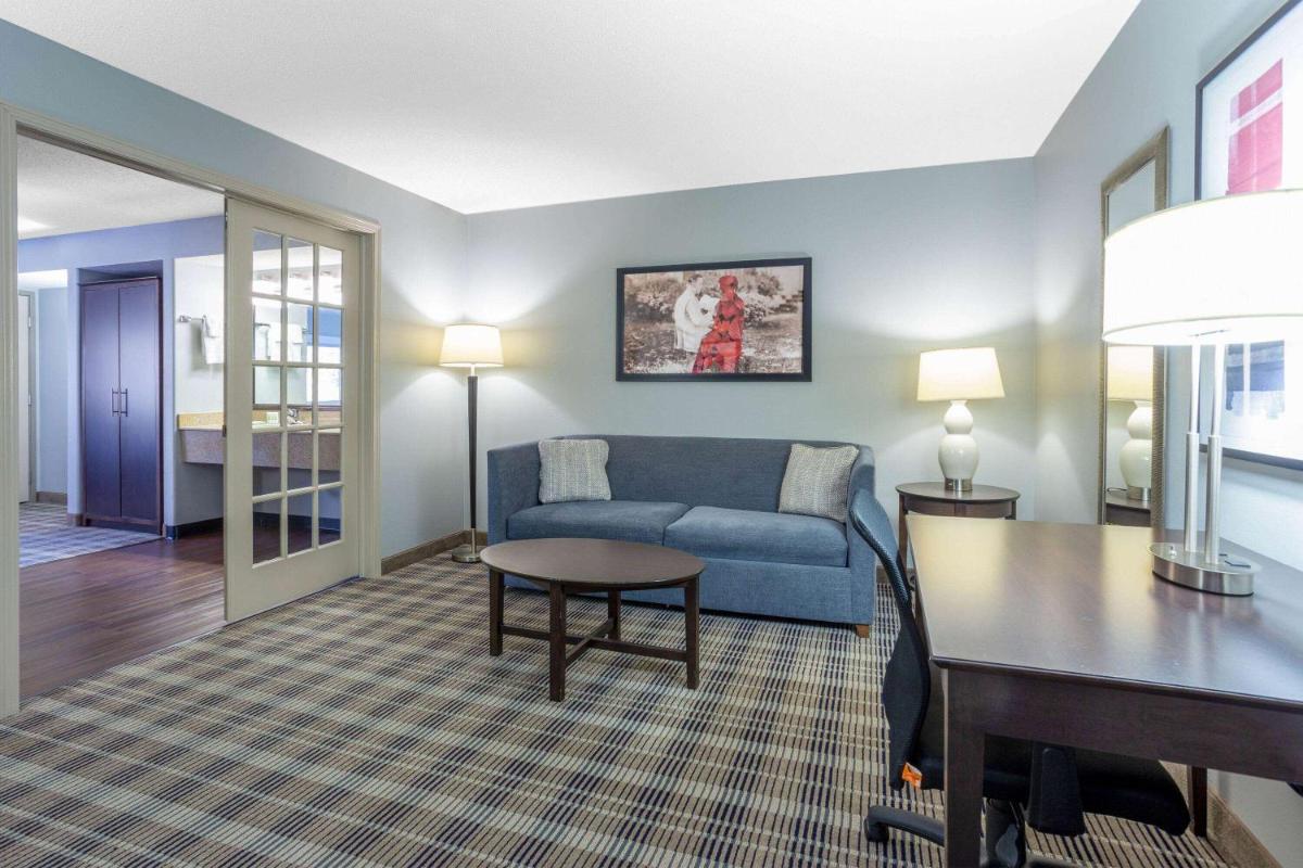 AmericInn by Wyndham Madison South - Housity