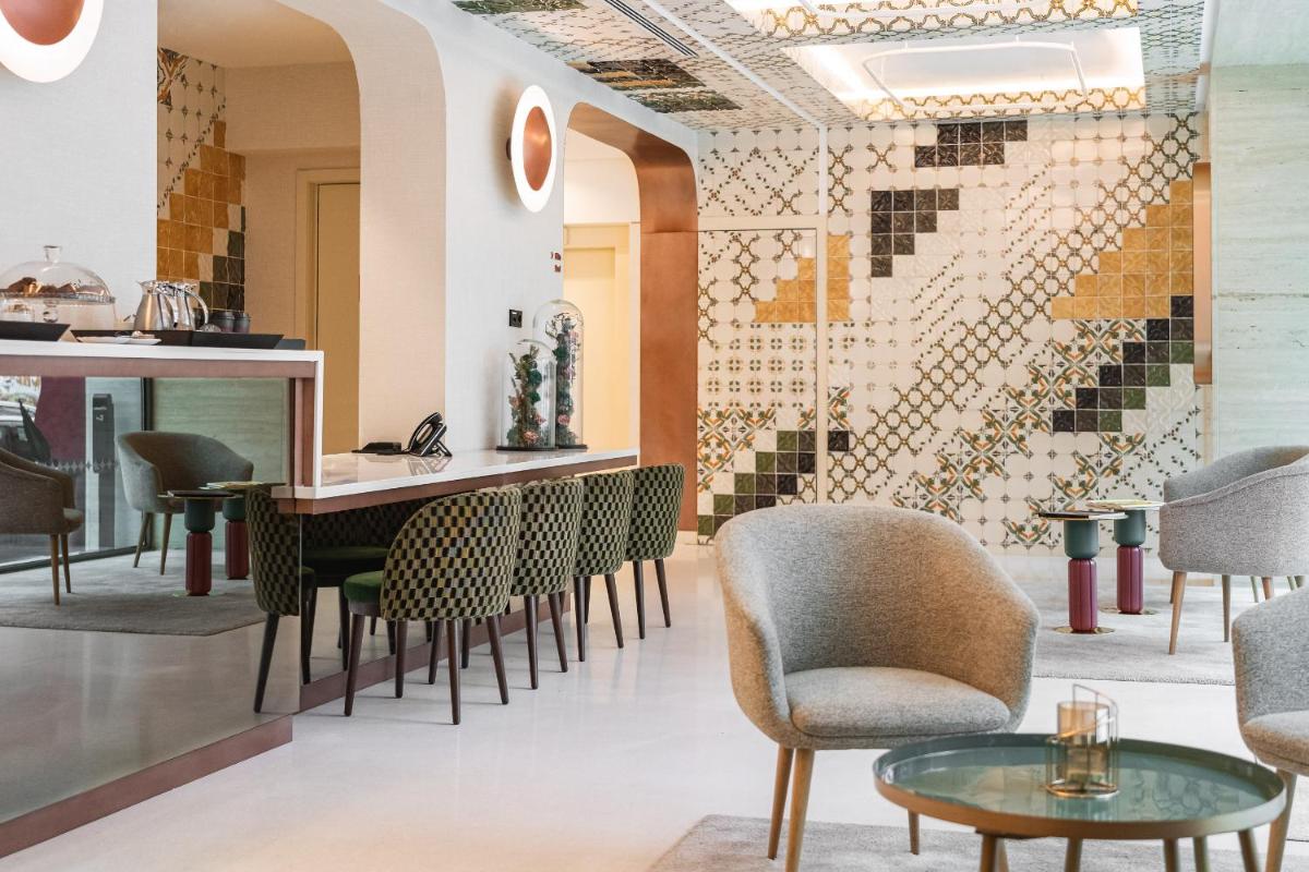 Uma área de estar em LUSTER Hotel