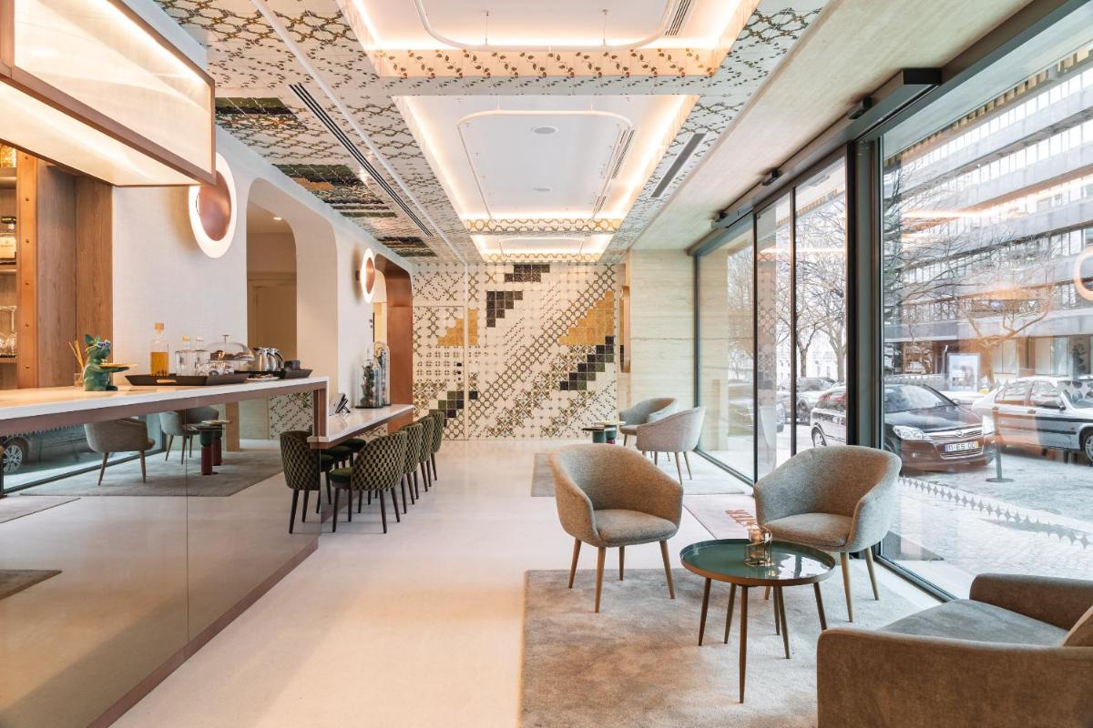 Uma área de estar em LUSTER Hotel