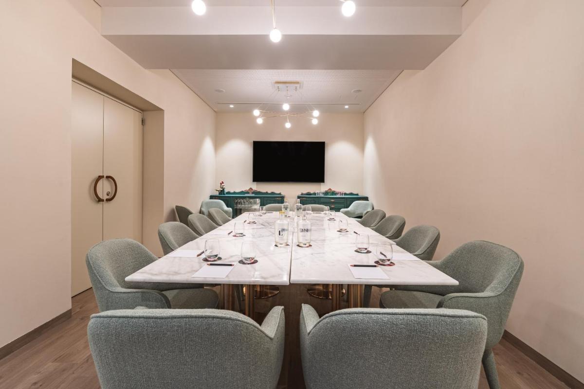 Uma televisão e/ou sistema de entretenimento em LUSTER Hotel