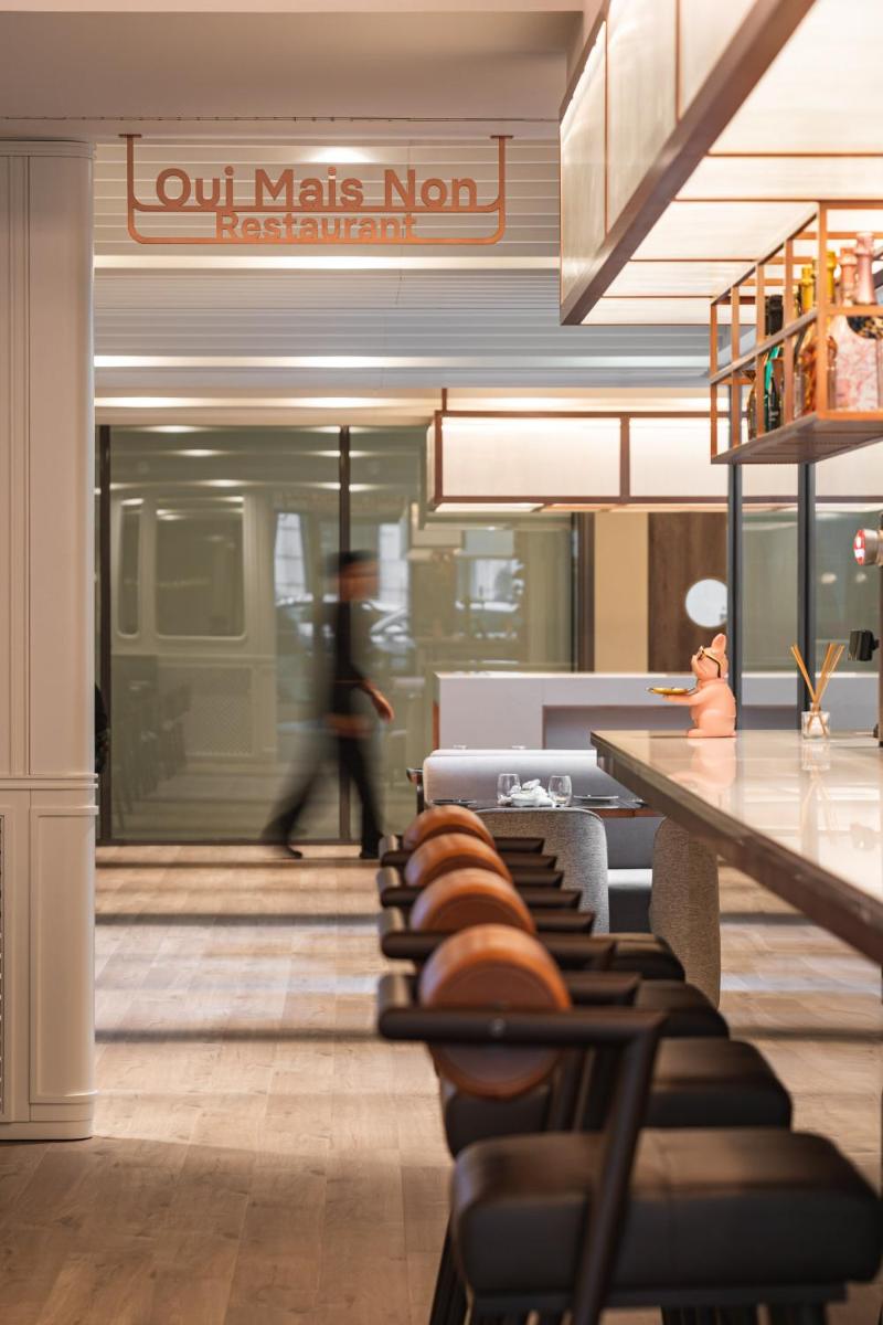 Uma área de estar em LUSTER Hotel