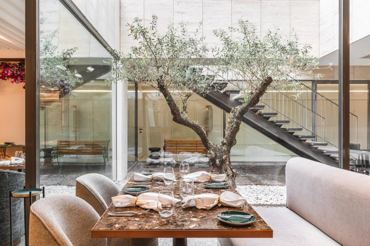 Uma área de estar em LUSTER Hotel