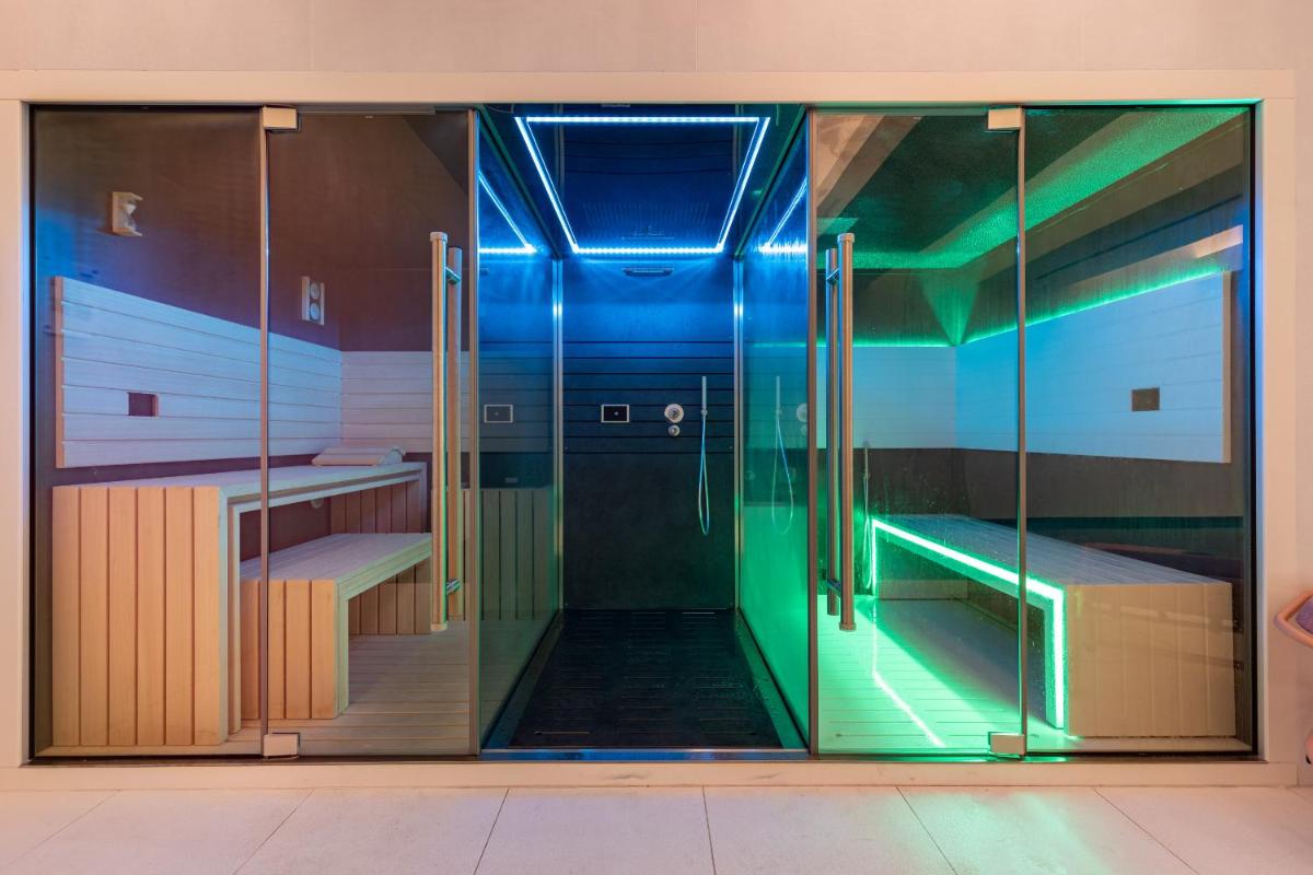 um elevador em um prédio com luzes azuis e verdes em LUSTER Hotel em Lisboa