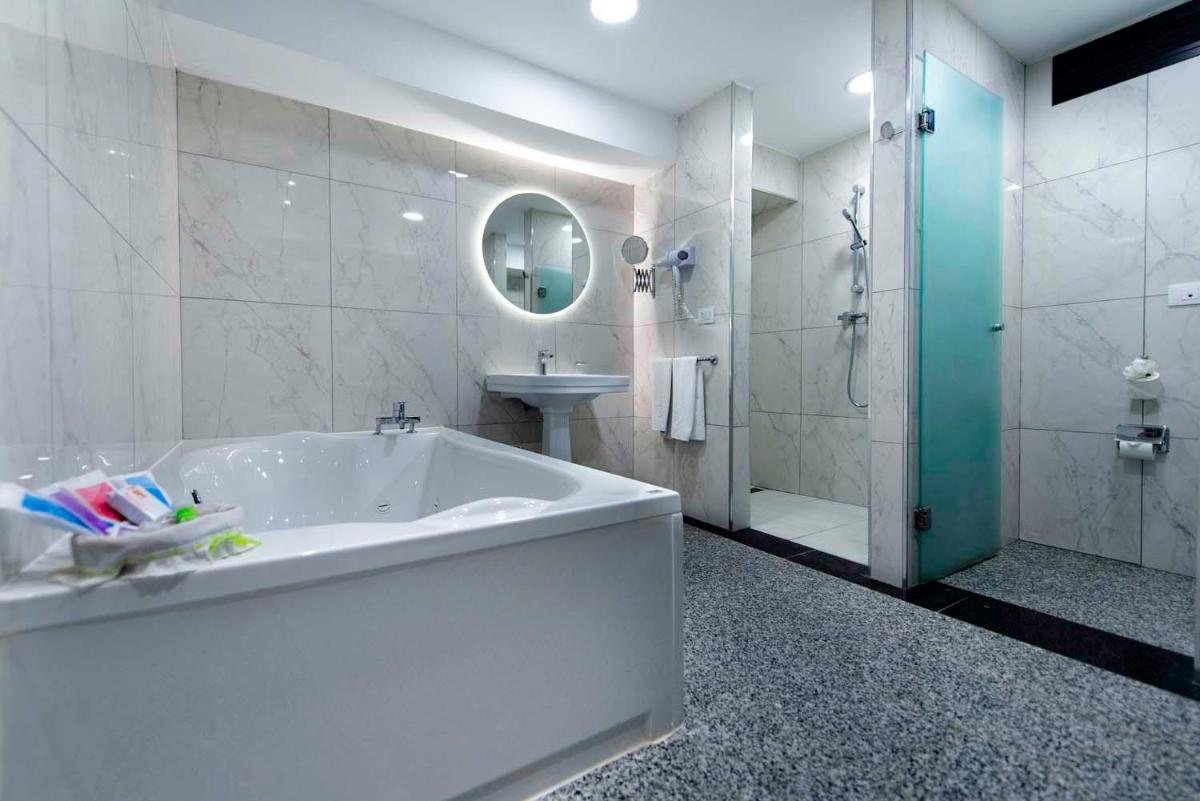 Un baño de Paradise Park Fun Lifestyle Hotel