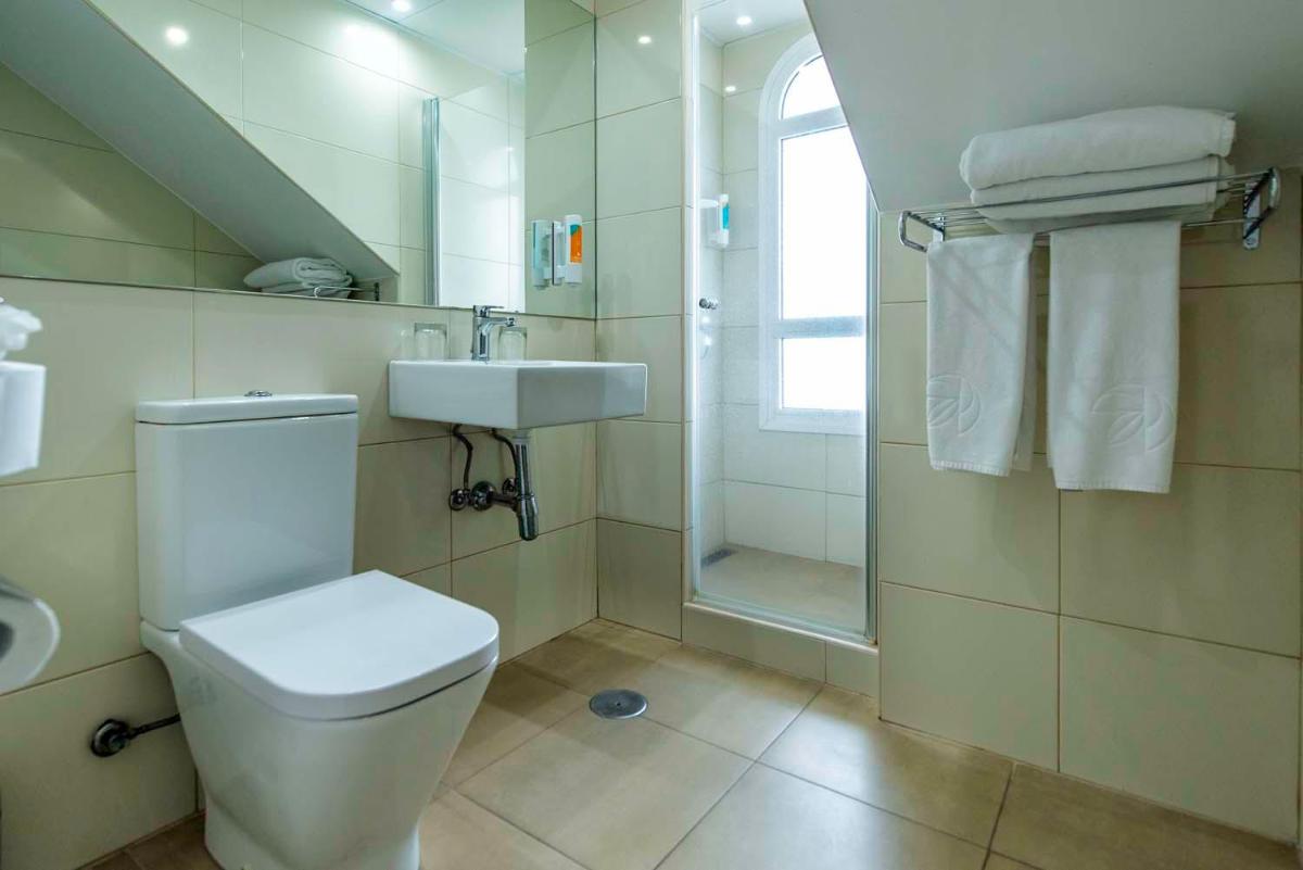 Un baño de Paradise Park Fun Lifestyle Hotel