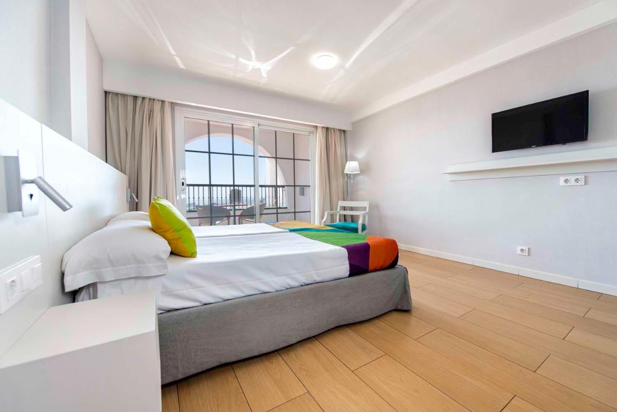Cama o camas de una habitación en Paradise Park Fun Lifestyle Hotel