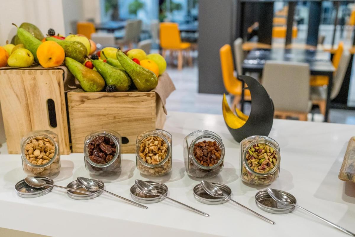 Comida en o cerca de este hotel