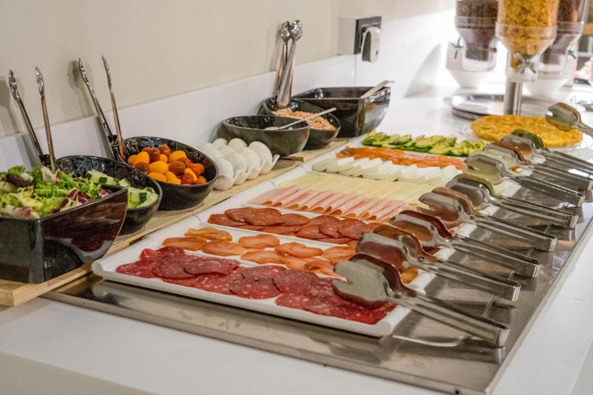 Comida en o cerca de este hotel