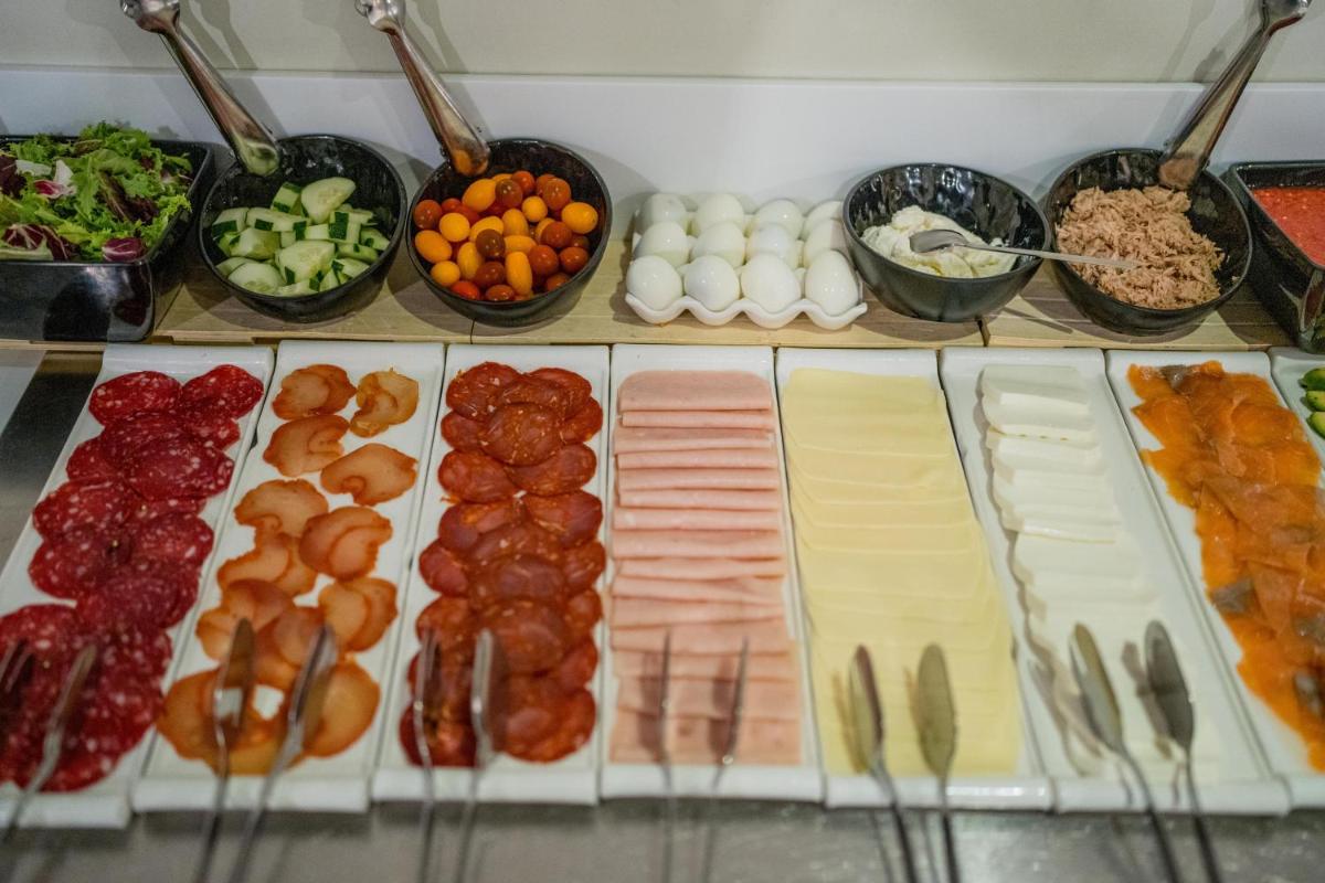 Comida en o cerca de este hotel