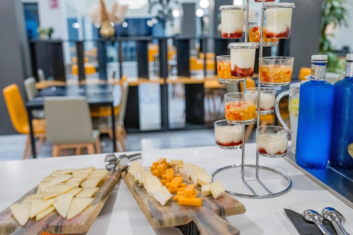 Comida en o cerca de este hotel