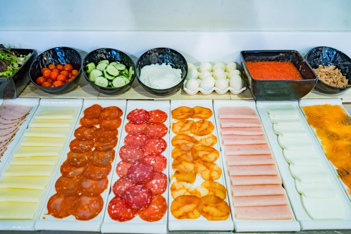 Comida en o cerca de este hotel