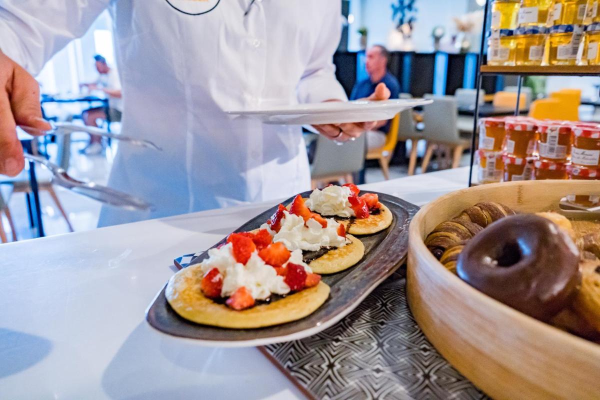 Comida en o cerca de este hotel