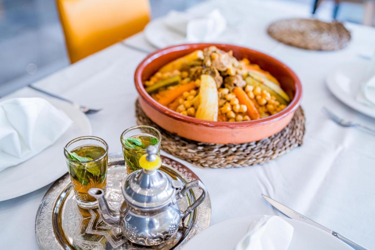 Comida en o cerca de este hotel