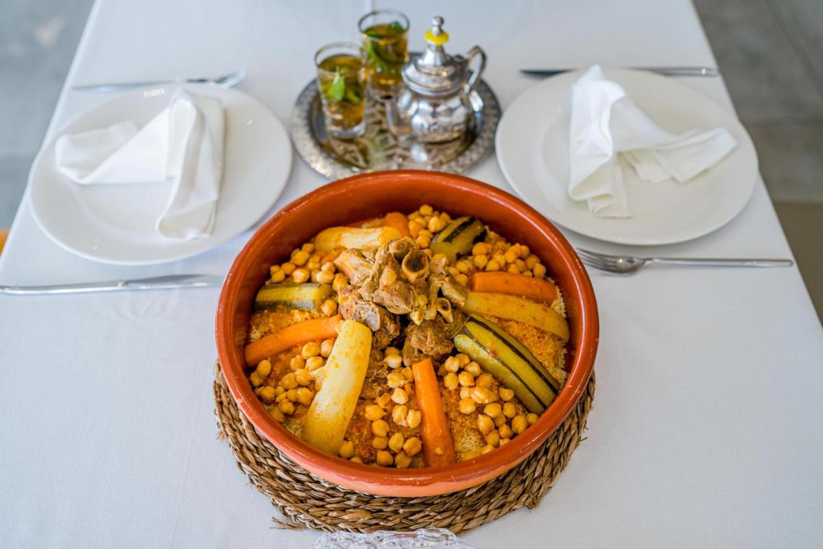 Comida en o cerca de este hotel