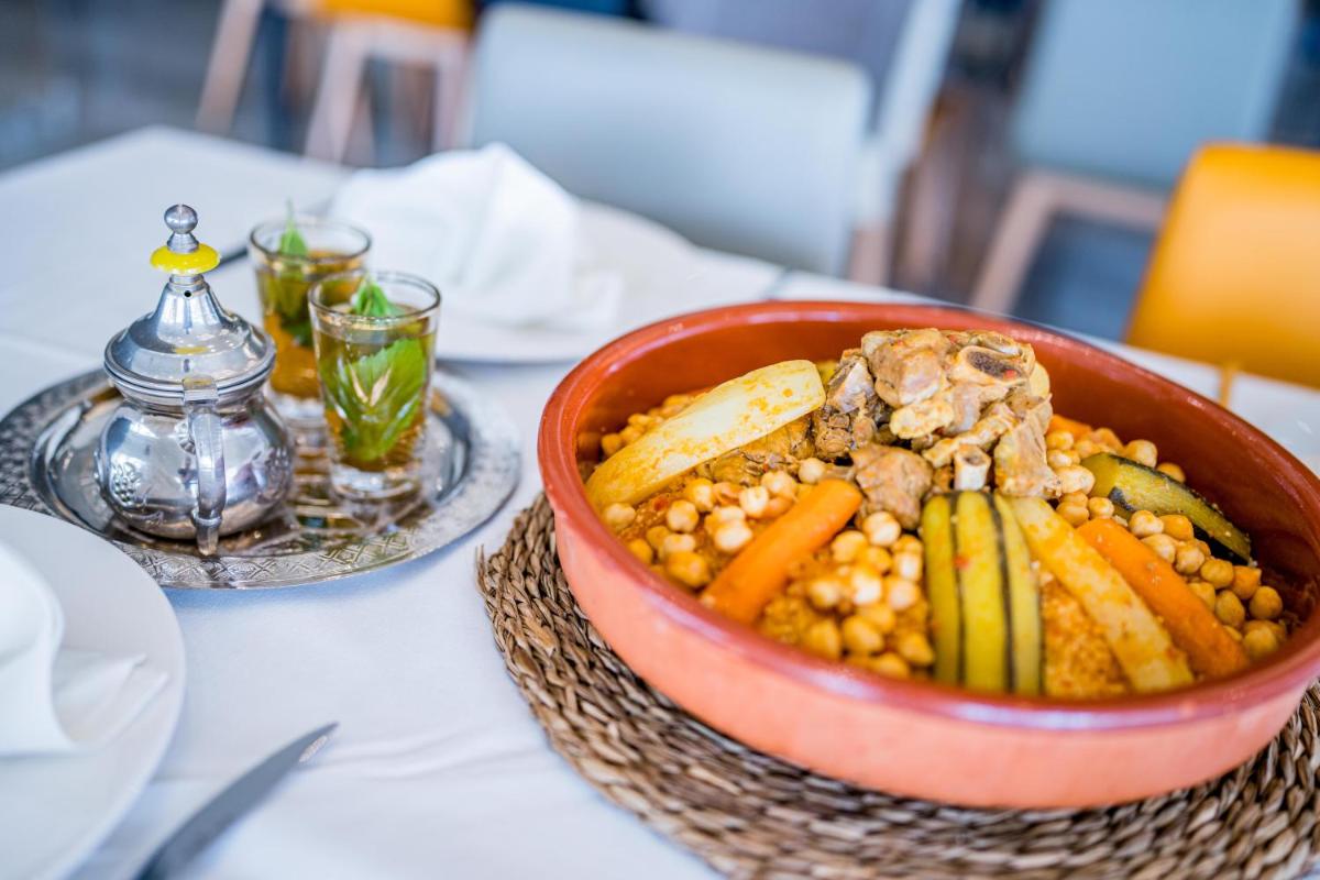 Comida en o cerca de este hotel