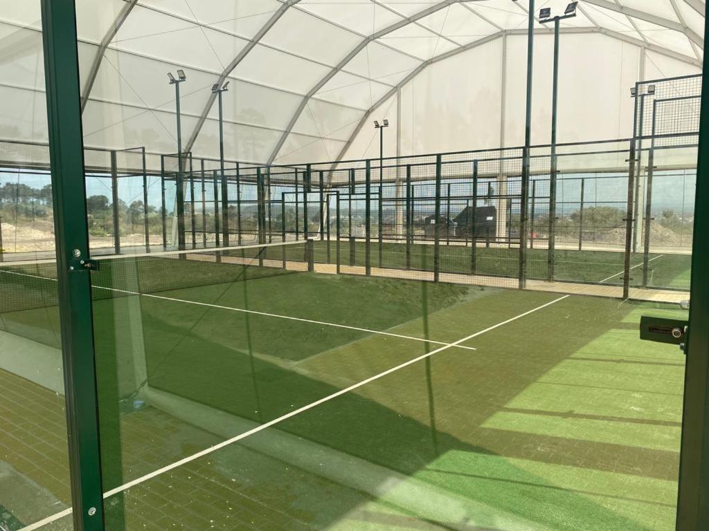 Comodidades para jogar ténis e squash em Royal Obidos Scenic Resort ou nas proximidades