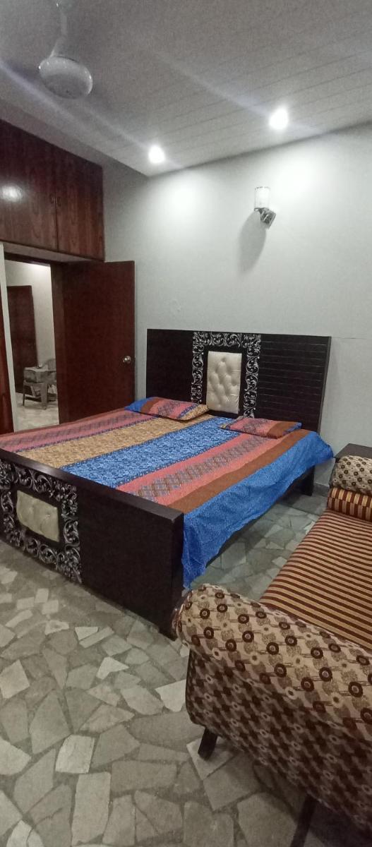 Independent funmrnished room near emporiu - Housity