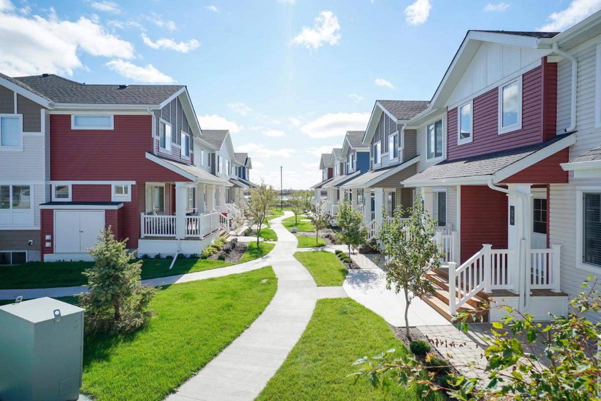 Beautiful South Winnipeg 4 Bdrm 2 Bath Townhouse - Housity